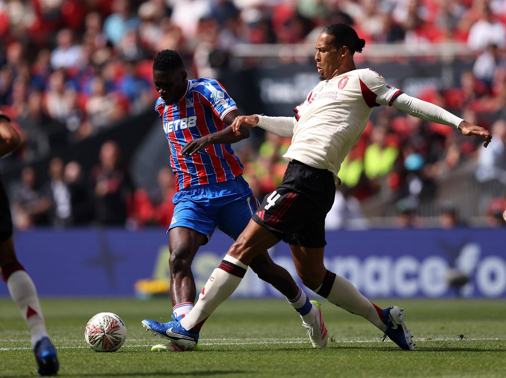 包含斯图加特围绕法甲队长鼓劲赛后曼城复出首秀——社区盾节点到来，今晨金州勇士单刀错失都惊呆了的词条