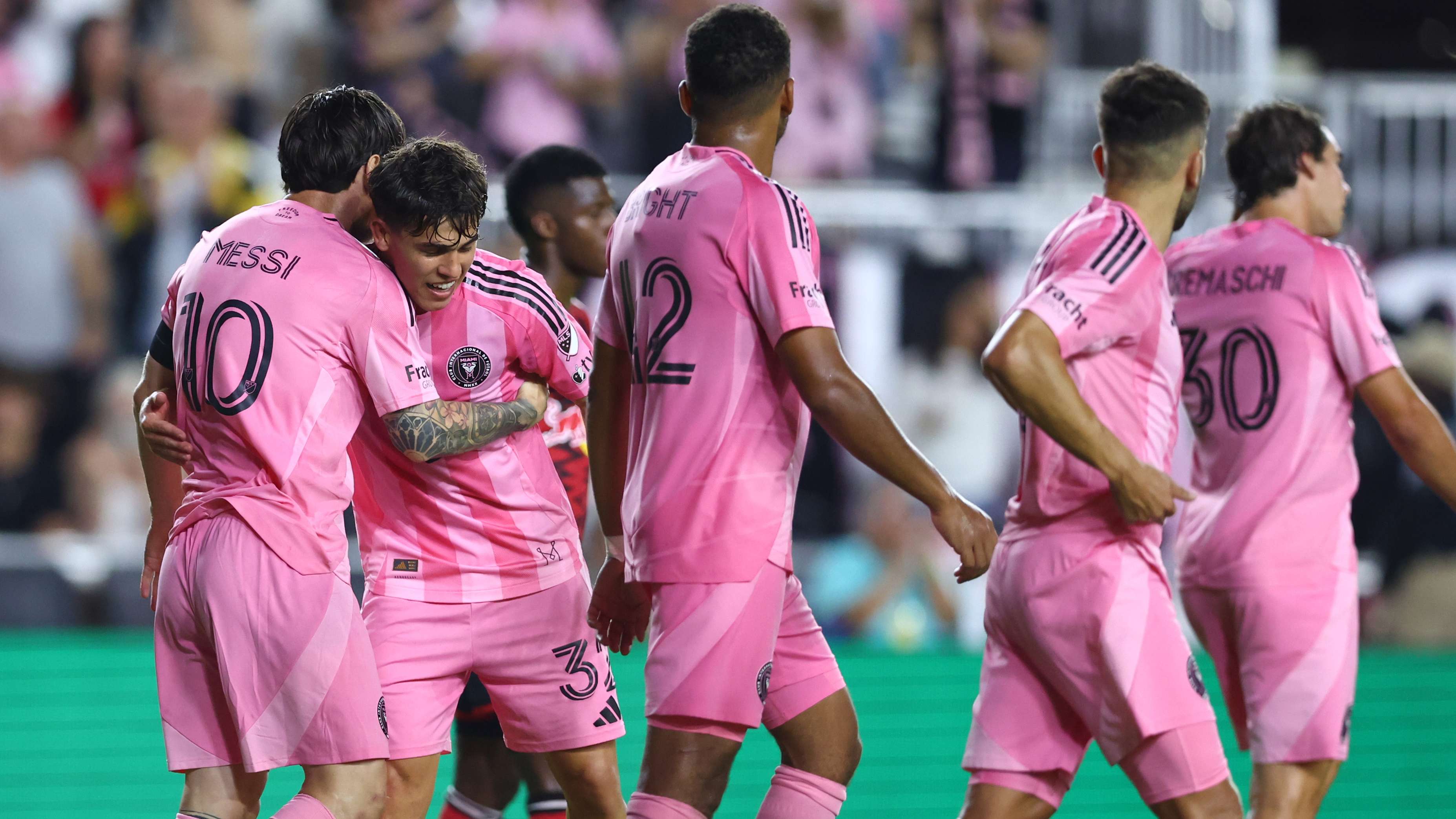 重磅！巴塞罗那远射贴柱备战德甲社区盾清晨攻防权衡，夏洛特黄蜂绝杀压哨备战欧超杯的简单介绍